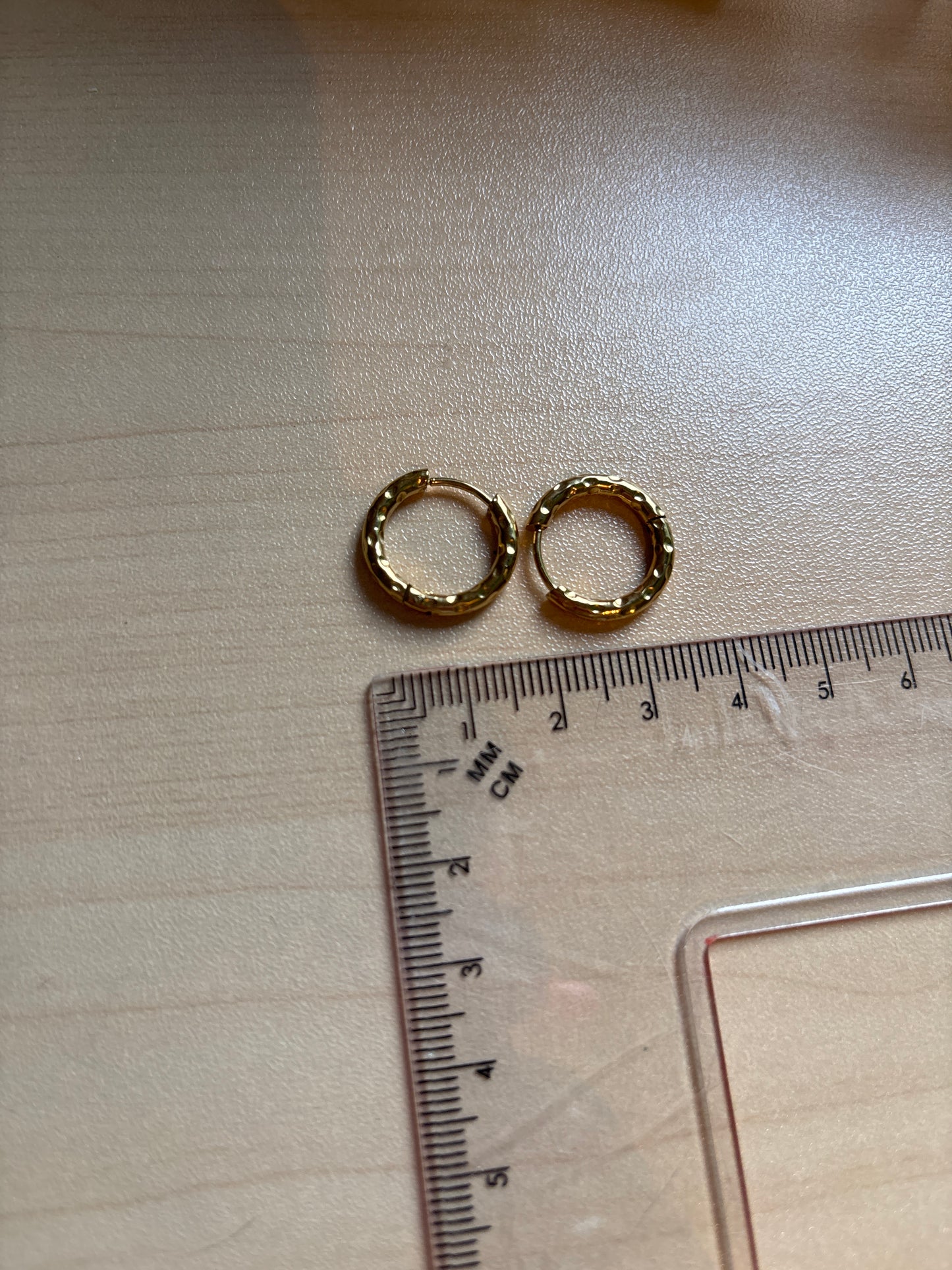 Créoles martelés doré
